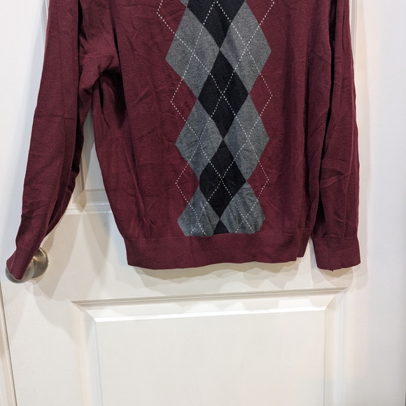jf j.ferrar Red and Gray V-Neck Sweater Argyle Design - Picture 4 of 5